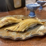 どぜう・四季料理 やぶや - 穴子寿司（2貫¥1,350税込）
      穴子の身がとってもふわふわで柔らかくて、口の中で溶けていきます♪薄味のツメもとってもお上品(*´༥`*)ｳﾏ~