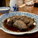 どぜう・四季料理 やぶや - マグロテール煮（¥690税込）
      大将の煮魚は氷砂糖を使うから甘さがくどくなくてスッと消えます♪そしてテールにはゼラチン質たっぷり、トロける〜(*´ω`*)♡ﾀﾏﾗﾝ