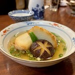 どぜう・四季料理 やぶや - 海老芋揚げ出し（¥780税込）
      なんといってもこの昆布と鰹のお出汁♡
      揚げてあるから油による深みのある旨みが、ねっとりむっちりとした海老芋の食感と相まって、もう〜最っ高♪出汁を吸った椎茸もﾀﾏﾗﾝ♡
