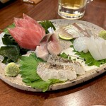 どぜう・四季料理 やぶや - お刺身盛り合わせ（値段不明）
      本日盛ってくれたのは、マグロ、〆鯖、シマアジ、コウイカ、太刀炙り♪どれもうまい♪(●´д｀●´д｀●´д｀●)♡