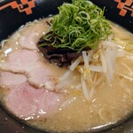 W2 - 令和6年12月 夜営業時間(18:00〜25:00)
クサくない豚骨ラーメン 税込890円
