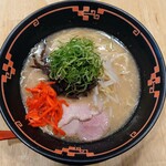 W2 - 令和6年12月 夜営業時間(18:00〜25:00)
クサくない豚骨ラーメン 税込890円