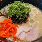 W2 - 令和6年12月 夜営業時間(18:00〜25:00)
クサくない豚骨ラーメン 税込890円