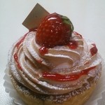 パティスリー・スリール - タルトリュバーブ 460円