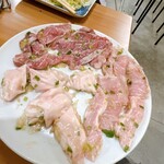 炭火ホルモン うち家 - 