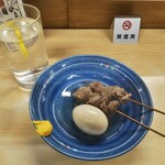 天満酒蔵 - 焼酎（麦、水割、氷なし）［270円］、すじ肉［140円］×2本、玉子［100円］