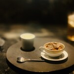 279019166 - ① アミューズ1【菊芋、トリュフ】
                        ★ 菊芋のポタージュ、菊芋チップス＋仏産黒トリュフのせ
                        ② アミューズ-2【アオリイカ、蕪、青柚子】
                        ★ アオリイカ+青柚子、蕪のブラマンジェ+ジュレ