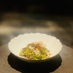 279019168 - ③ 冷前菜-1【鰤、ブロッコリー、山わさび】
                        ★ 天草産鰤、焼きブロッコリーのマリネ、オリーブ油のクランブル+山わさび、バスク産唐辛子パウダー掛け