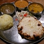 グルガオン - ランチ　手前・チーズクルチャ