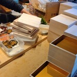 すしやのたい悟 - 箱に詰めるだけで大変な仕事です。
