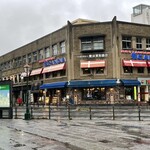 スカンディヤ - 日本大通りの交差点のランドマーク。