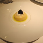 オーグードゥジュール ヌーヴェルエール - ホワイトアスパラガスのブラマンジェ。上にキャビアがたっぷりと。