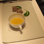 オーグードゥジュール ヌーヴェルエール - 妻にはトマトのコンソメが添えられた、鰆のマリネが。