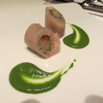 オーグードゥジュール ヌーヴェルエール - ウドと大葉をマリネした山口の鰆で巻いてます。ソースは山葵のソース。