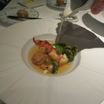 オーグードゥジュール ヌーヴェルエール - オマールブルーのロティや山菜に桜の香り豊かなコンソメが注がれます。