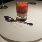 オーグードゥジュール ヌーヴェルエール - アヴァンデゼールはヘーゼルナッツのムースの上に苺の軽いムースが。見た目もきれい。