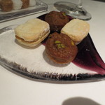 オーグードゥジュール ヌーヴェルエール - いつものプティフール紅茶のフィナンシェ、チョコのガレットで。