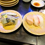 回し寿司 活 活美登利 横浜スカイビル店 - 光り物３貫（左）と塩レモン３貫（右）