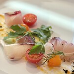 The Living Room with SKY BAR - ・軽くキュイしたブリヒラのカルパッチョ カラマンティーナと旬野菜