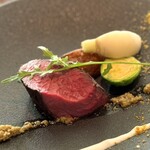 The Living Room with SKY BAR - ・国産牛ランプ肉の炭火焼 ラブネソースとグリーンペッパーのタップナード