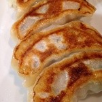 Ryu U Mon - 焼き餃子450円  龍門の焼き餃子は食べた瞬間溢れる肉汁でビックリする程です。1人で2枚注文される方も多いくらいです。