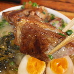 ラーメン櫻島 - くずしチャーシュー麺　７９０円　くずしチャーシューを掘り出して　アップ　【　２０１４