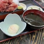 ゆうき食堂 - 定食の汁と温泉玉子