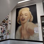 ゆうき食堂 - 店内・どデカいモンローさま