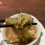 來杏 Chinese Restaurant - フカヒレスープはよく麺に絡みます。