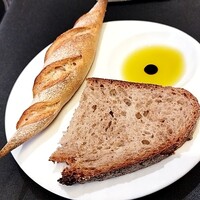 ガストロノミー ジョエル・ロブション - パン　左のパンがスペシャリテ