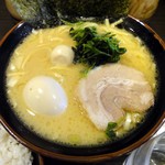 yokohamaiekeira-menkomadaishouten - ラーメン（並）650円　2014.3　無料サービスの味玉をトッピング。スープは薄めでクリーミー。自分好みにトッピングするのが前提かな。