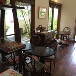 Roaru - 店内にある落ち着いた雰囲気のカフェスペース