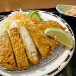 ぐらんの湯 お食事処 - 瀬戸内レモンが添えられた熟成とんかつ