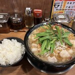 濃厚豚骨醤油ラーメンブタシャモジ - 