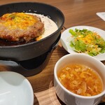 神戸元町ドリア あべのハルカスダイニング店 - スペシャルセット(選べるメインにスープとサラダつき)　2種のソースのハンバーグドリア