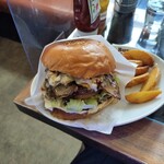 BurgerCafe honohono - デロリアンバーガーはタルタル、蜂蜜、ベーコン、卵