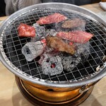 炭火焼肉ふじ田 - 炭火でジュー
