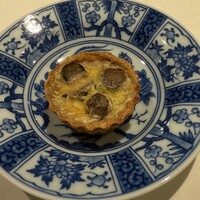 トレ・コローネ - ムカゴとベーコンのキッシュ