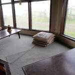 かに料理専門店 かに太郎 - 小上がりの落ち着いた店内。