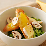 Brochette - 焼きチーズのバゲットサラダ