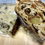 ぱん処 - 周りの砂糖はきっときび砂糖？ざらりとして甘さ控えめ