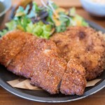 だだ商店 だだ食堂 - 2024.11 ウレシパモシリ放牧黒豚BIGメンチカツ（870円）、ウレシパモシリ放牧黒豚ロースカツ＆鰹の藁焼き定食（2,600円）