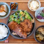 だだ商店 だだ食堂 - 2024.11 ウレシパモシリ放牧黒豚BIGメンチカツ（870円）、ウレシパモシリ放牧黒豚ロースカツ＆鰹の藁焼き定食（2,600円）