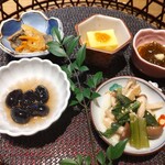 つるとんたん UDON NOODLE Brasserie 六本木 - しめじと青菜の和え物、もずく酢、南京豆腐、アジ南蛮、黒豆