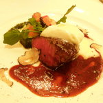 スプレンディード - 牛フィレ肉のソテー　黒トリュフソース　ニンニクのピュレ