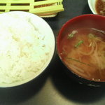 だるまの天ぷら定食 大野城店 - 定食のご飯と味噌汁
