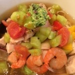 麺処hachi - 胡瓜、トマト、海老、サイコロチャーシュー、胡瓜ペーストに…