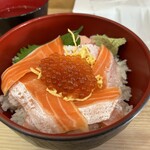 海鮮丼専門店 丼丸 - 鮭の親子丼