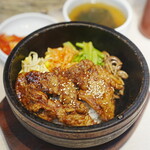 妻家房 - 料理写真:豚カルビ石焼ビビンバ (￥1,281)