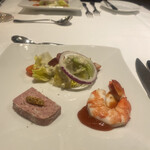 279103670 - シュリンプのソースはベンジャミンソースですね！パテの味も良く、サラダはブルーチーズのドレッシングでこれまた最高でした✨